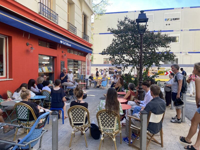 Rencontre publique en terrasse devant la librairie Les Parleuses, place Marshall à Nice