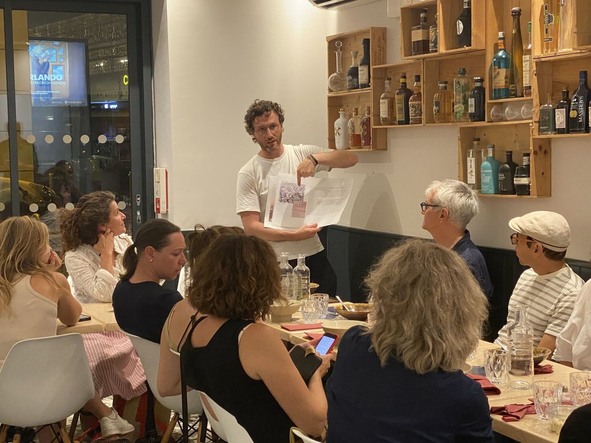 Présentation d'un document aux participants lors de la soirée Urban Walks