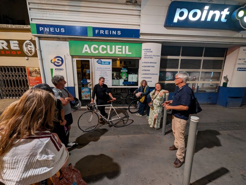 Groupe de participants lors de la déambulation nocturne dans le quartier Saint-Roch à Nice